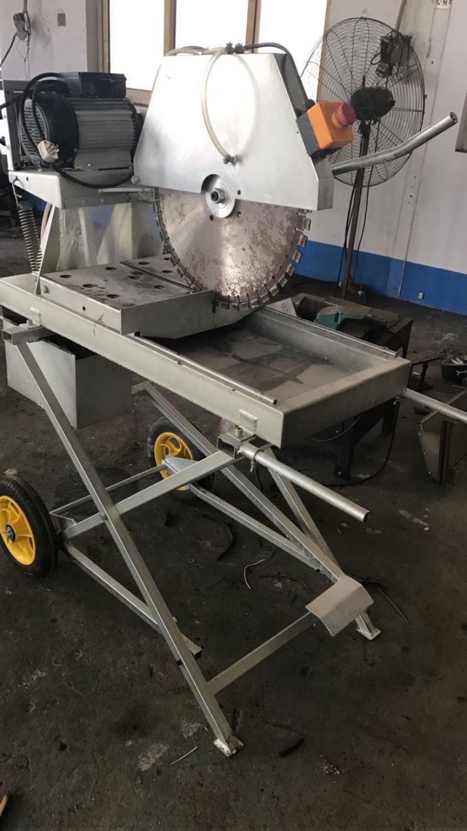 La coupe électrique de brique de machine a vu