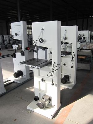 La bande fonctionnante en bois horizontal de disposition de découpeuse de scie de la bande 3HP a vu